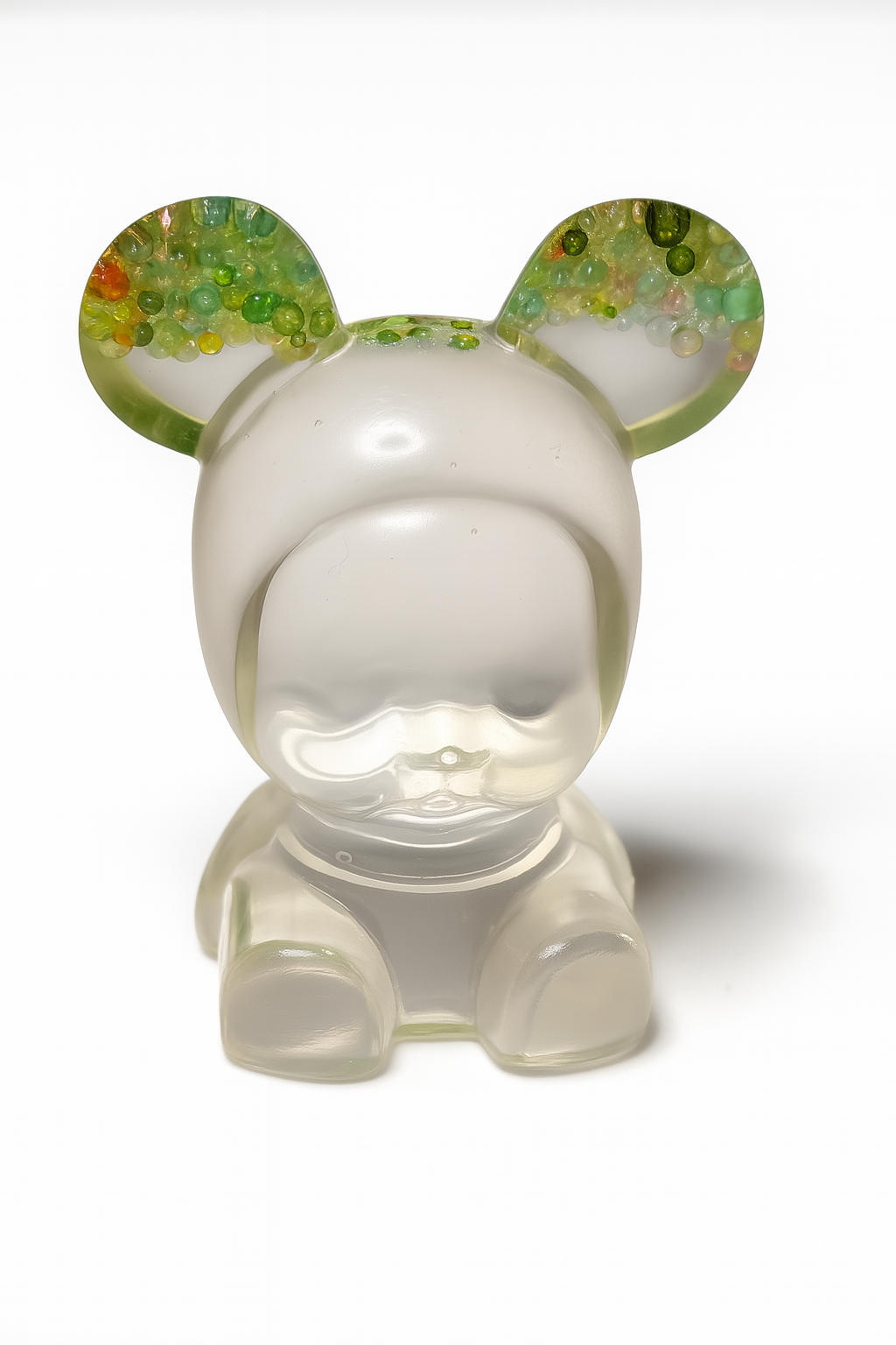 Figurine Bébé en Costume d’Ourson – “Perles Végétales”